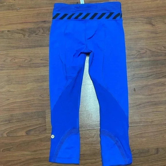 LIKE NEW! Lululemon Run: Inspire Crop II in blue, size 4 - Picture 8 of 10